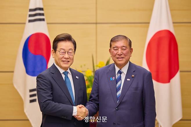 이재명 대통령과 이시바 시게루 일본 총리가 지난 23일 일본 도쿄 총리관저에서 정상회담을 시작하기 전 악수하고 있다. 김창길 기자