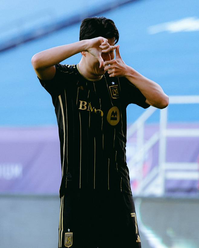 전매특허 ‘손찰칵’ 세리머니 LAFC 손흥민이 24일 FC 댈러스와의 경기에서 이적 후 첫 골을 넣은 뒤 찰칵 세리머니를 하고 있다. LAFC 공식 SNS 캡처