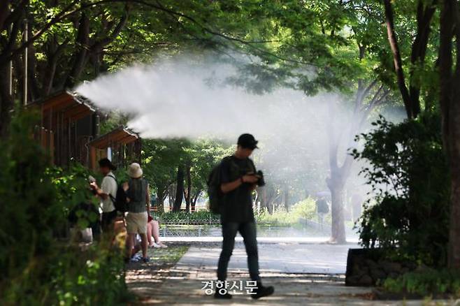 서울 성동구 서울숲에 스프링쿨러가 나오고 있다. 한수빈 기자