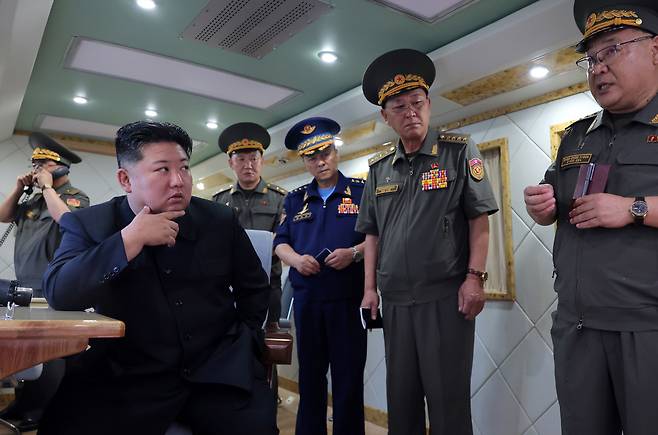 북한 미사일총국은 지난 23일 김정은 국무위원장이 참관한 가운데 두 종류의 신형 지대공 미사일 성능 시험을 진행했다고 조선중앙통신이 24일 보도했다. 연합뉴스