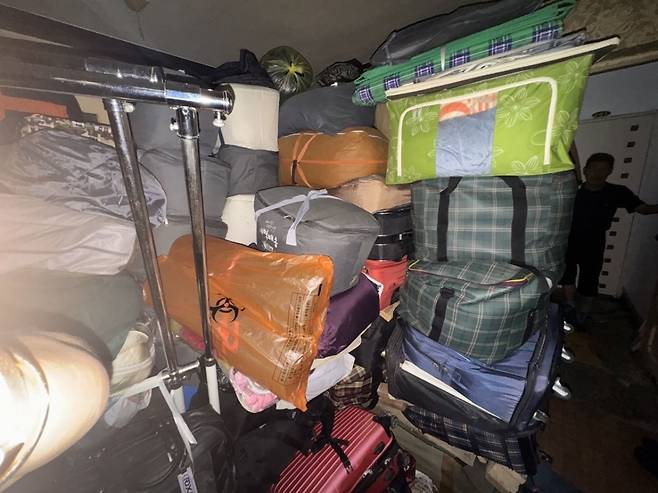 공사 전 집 안에 쓰레기가 가득 차 있는 모습. 퇴계원읍사무소 제공