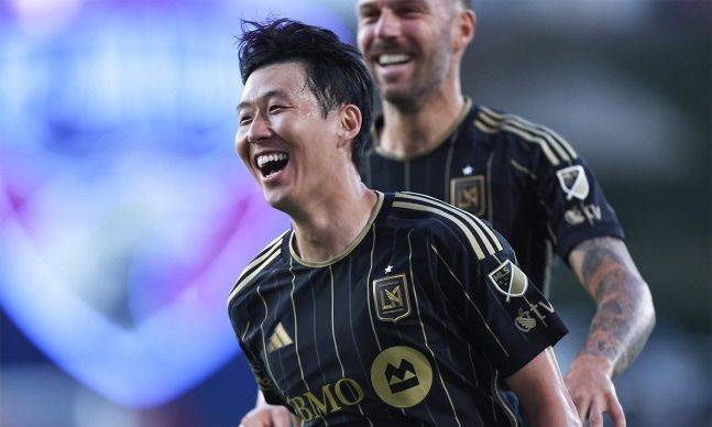 손흥민이 23일(현지시간) 미국 텍사스주 프리스코 도요타 스타디움에서 열린 LA FC와 FC댈러스 2025 MLS 29라운드에서 선제골을 넣은 후 기뻐하고 있다. AFP연합뉴스