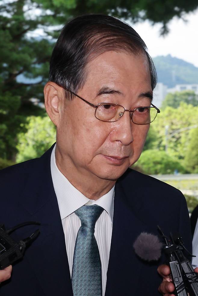 한덕수 전 국무총리가 지난 22일 '12·3 비상계엄' 관련 내란·외환 사건을 수사하는 조은석 특별검사팀 사무실이 마련된 서울 서초구 서울고등검찰청으로 출석하고 있다. 연합뉴스