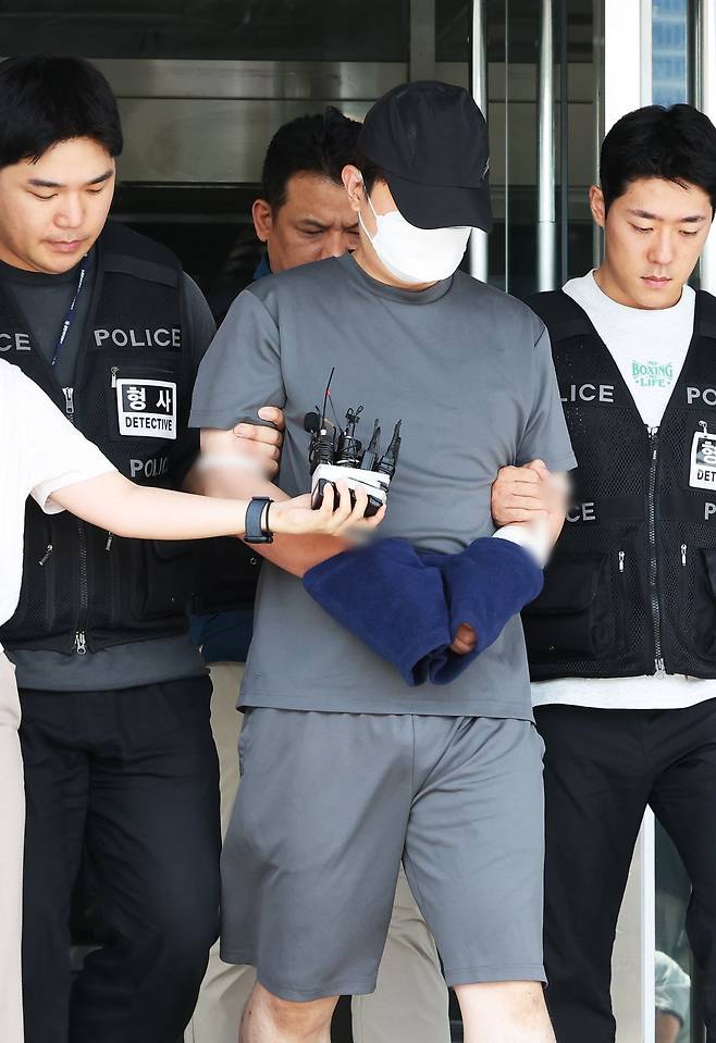 경기도 용인 소재 오피스텔 지하주차장에서 발생한 여성 피살사건의 피의자 A씨가 24일 구속 전 피의자 심문(영장실질심사)에 출석하기 위해 용인동부경찰서 유치장에서 나오고 있다. 연합뉴스