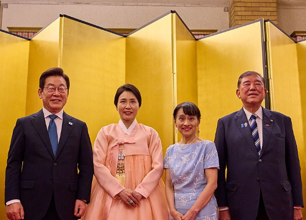 이재명 대통령 부부, 이시바 일본 총리 부부와 기념촬영 / 사진=연합뉴스
