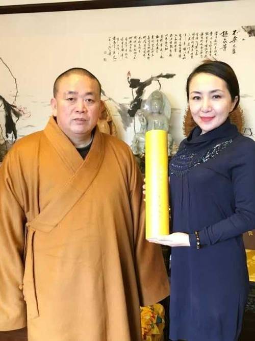 중국 연예인 동가림림(佟佳霖霖)과 나란히 사진을 찍고 있는 소림사 주지 스융신.  [사진 바이두]