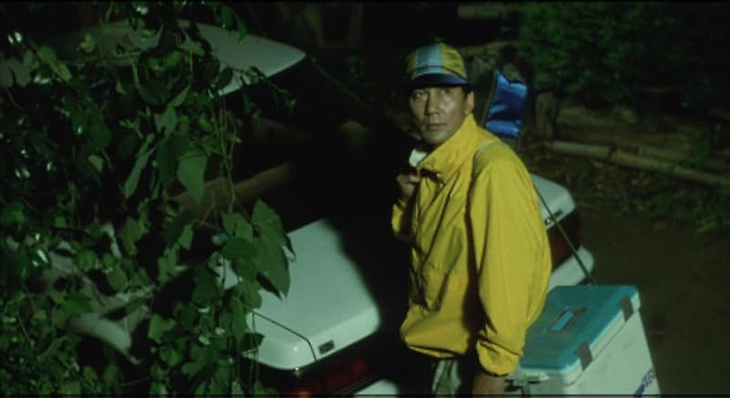 밤 낚시를 가는 야마시타. 그는 착한 남자였지만, 아내의 감정을 살피는 데는 둔감했다. [IMDb]