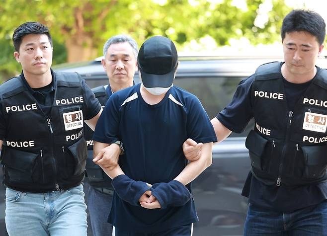 사망자 금목걸이 훔친 검시조사관. 연합뉴스