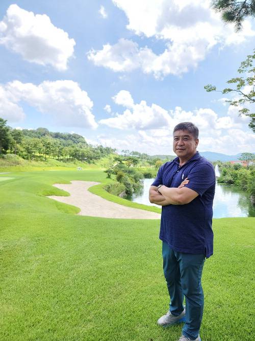 김한룡 더크로스비GC 대표가 코스를 배경으로 포즈를 취하고 있다.
