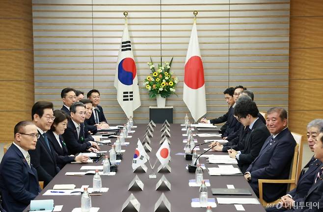 [도쿄=뉴시스] 고범준 기자 = 이재명 대통령과 이시바 시게루 일본 총리가 23일(현지 시간) 일본 도쿄 총리 관저에서 한일 확대 정상회담을 하고 있다. 2025.08.23. bjko@newsis.com /사진=최동준