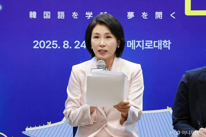 [도쿄=뉴시스] 고범준 기자 = 김혜경 여사가 24일(현지 시간) 일본 도쿄 메지로대학교를 방문해 한국어학과 학생들과 대화를 하고 있다. 2025.08.24. bjko@newsis.com /사진=고범준
