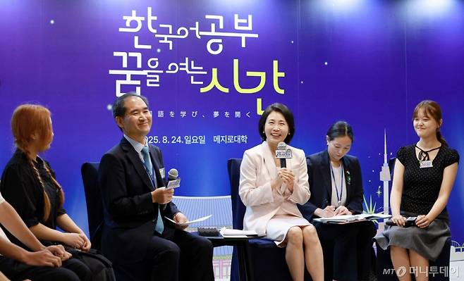 [도쿄=뉴시스] 고범준 기자 = 김혜경 여사가 24일(현지 시간) 일본 도쿄 메지로대학교를 방문해 한국어학과 학생들과 대화를 하고 있다. 2025.08.24. bjko@newsis.com /사진=고범준