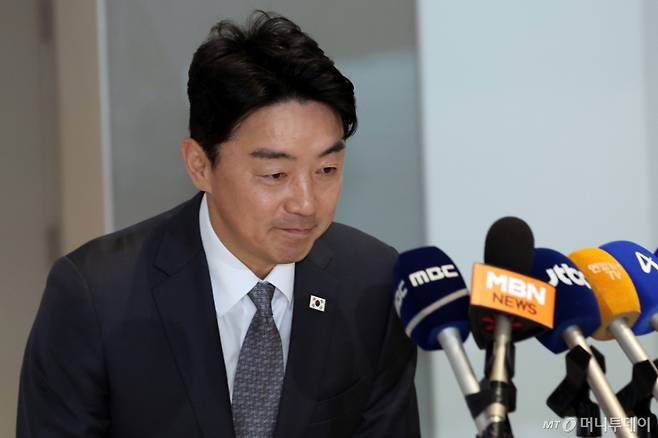 (인천공항=뉴스1) 김명섭 기자 = 강훈식 대통령비서실 비서실장이 24일 오전 인천공항에서 한미정상회담을 위해 출국하며 취재진의 질문에 답변하고 있다. 2025.8.24/뉴스1 Copyright (C) 뉴스1. All rights reserved. 무단 전재 및 재배포, AI학습 이용 금지. /사진=(인천공항=뉴스1) 김명섭 기자