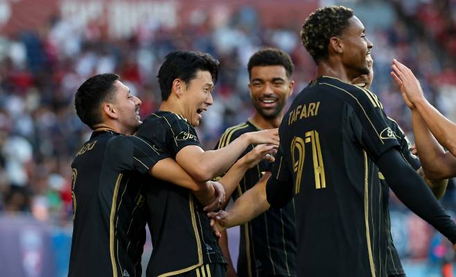 LA FC 손흥민이 세 경기 만에 데뷔골을 터트리며 두 경기 연속 최우수 선수가 됐다. 사진은 24일(한국시각) 미국 텍사스주 프리스코 도요타 스타디움에서 열린 2025 MLS 정규리그 FC댈러스를 상대로 시즌 첫 득점을 터트린 LA 손흥민이 동료들의 축하를 받는 모습. /사진=로이터