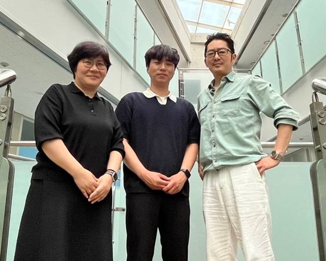 연구에 참여한 카이스트 화학과 임미희 교수(왼쪽)와 김민근 박사(가운데), KBSI 이영호 박사(오른쪽). 카이스트 제공