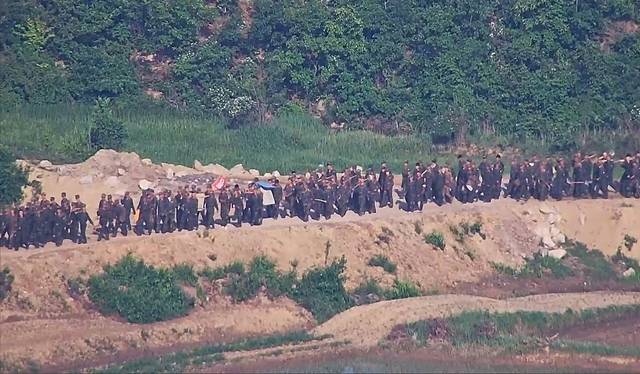 북한군이 지난해 6월 전선지역에서 대규모 병력을 투입해 작업을 하고 있다. 합동참모본부 제공