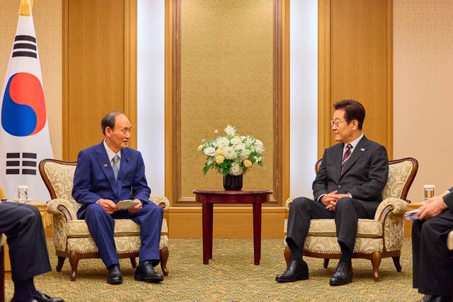 이재명 대통령이 24일 일본 도쿄의 한 호텔에서 일한의원연맹 회장인 스가 요시히데 전 일본 총리 등 의원단을 접견하고 있다.연합뉴스