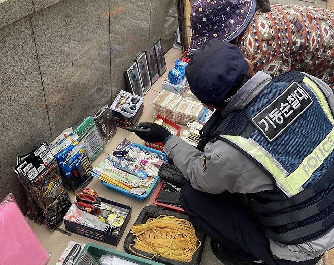 종로3가역 일대에서 경찰 기동순찰대원이 노점상인과 대화하고 있다. 칼이나 가위 같은 날카로운 물건을 판매하는 상인은 일시적으로 이동해서 영업하도록 요청했다. [서울경찰청 제공]