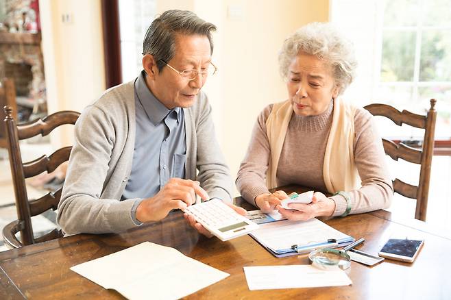 오는 10월 말부터 55세 이상은 종신보험 사망보험금을 연금처럼 당겨 받아 노후 생활비에 보탤 수 있다. 보장을 줄이고 현금을 택할지, 끝까지 유지할지는 어떻게 결정하는 게 좋을까. [게티이미지뱅크 제공]
