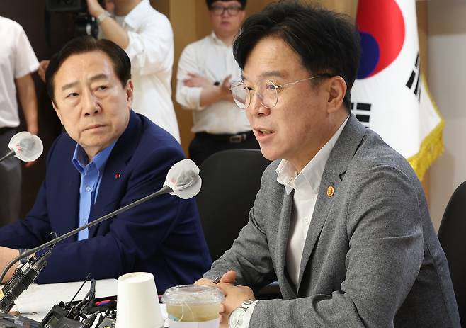 김영훈 고용노동부 장관이 19일 서울 여의도 중소기업중앙회를 방문해 김기문 중기중앙회장 등 중소기업인들과 간담회를 갖고 ‘노란 봉투 법’(노동조합법 2·3조 개정안) 등 현안에 대해 얘기하고 있다. [연합]