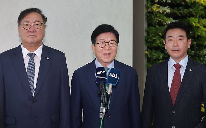 박병석 전 국회의장, 더불어민주당 김태년·박정 의원 등 대통령 중국 특사단이 24일 인천국제공항 제1여객터미널을 통해 중국으로 출국하며 취재진 질문에 답하고 있다. [연합]