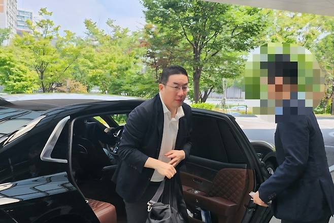 방미사절단 동행을 위해 출국하는 구광모 LG그룹 회장 구광모 LG그룹 회장이 오는 25일(현지시간) 미국 워싱턴DC에서 열리는 한미 정상회담 경제사절단에 동행하기 위해 24일 강서구 서울김포비즈니스항공센터(SGBAC)를 통해 출국하고 있다. [연합뉴스]