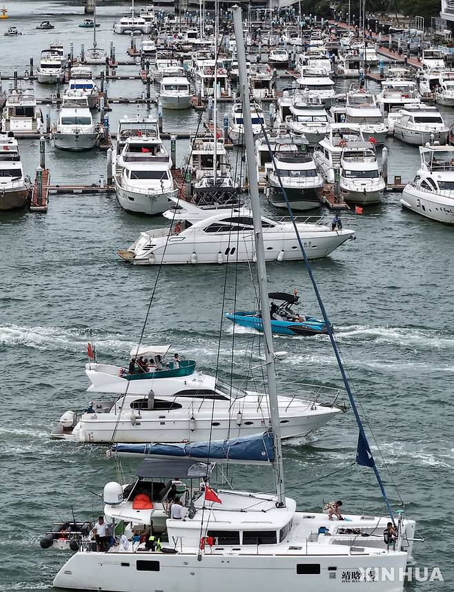 [ 산야 (중국)= 신화/뉴시스] 8월 23일 중국 하이난성의 항구도시 산야의 항만에서 제 13호 태풍 카지키의 상륙에 대비해 대피한 선박들을 촬영한 항공사진. 중국 기상청은 카지키에 대비해 하이난 성 일대에 태풍과 홍수 경보를 발령하고 주민들을 미리 대피시켰다. 2025. 08. 24.
