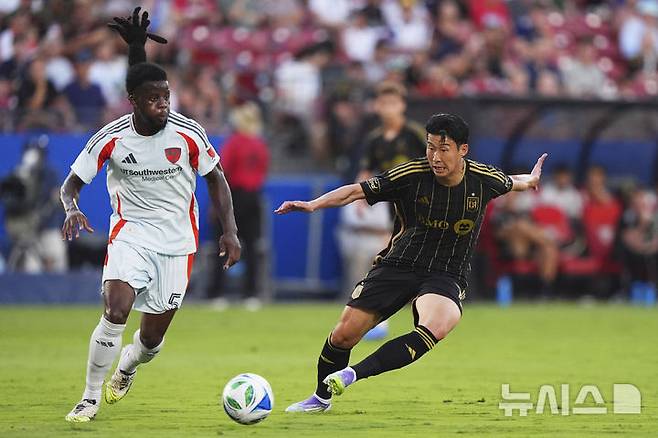 [프리스코=AP/뉴시스] 로스앤젤레스(LA) FC의 손흥민(오른쪽)이 23일(현지 시간) 미 텍사스주 프리스코 도요타 스타디움에서 열린 2025 메이저리그사커(MLS) FC 댈러스와 경기 중 공을 다투고 있다. 손흥민은 전반 6분 프리킥으로 선제골을 넣어 MLS 데뷔골을 기록했다. 2025.08.24.