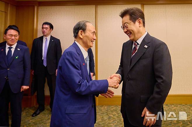 [도쿄=뉴시스] 고범준 기자 = 이재명 대통령이 24일 일본 도쿄의 한 호텔에서 일한의원연맹 회장인 스가 요시히데 전 일본 총리를 접견하고 있다. (공동취재) 2025.08.24. bjko@newsis.com