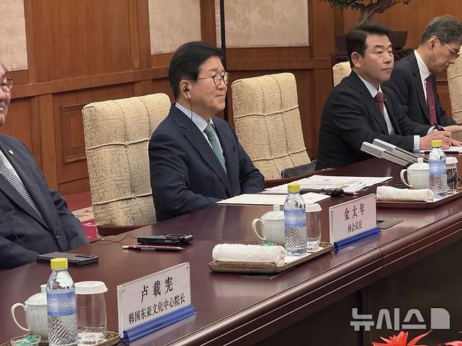 [베이징=뉴시스] 베이징특파원 공동취재단 = 24일 중국 베이징에 입국한 이재명 대통령의 특사단이 첫 일정으로 왕이 중국 외교부장과 회동하고 이 대통령의 친서를 전달했다. 이날 면담에서 특사단장인 박병석 전 국회의장이 발언을 듣고 있다. 2025.08.24 photo@newsis.com
