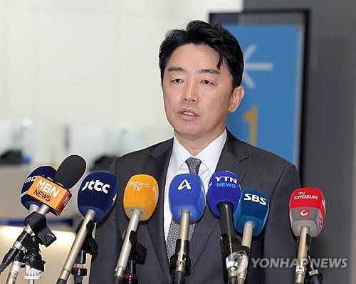 강훈식 비서실장, 미국으로 출국 (영종도=연합뉴스) 류영석 기자 = 강훈식 대통령 비서실장이 24일 이재명 대통령의 미국 순방길 동행을 위해 인천국제공항 제2여객터미널을 통해 출국하기 전 취재진 질문에 답변하고 있다. 2025.8.24 ondol@yna.co.kr