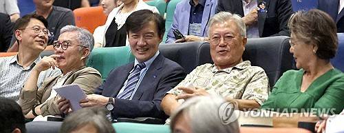 문재인 전 대통령 내외, 조국·최강욱 함께 영화 관람 [연합뉴스 제공]