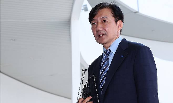 창당 선언했던 부산민주공원 찾은 조국이 기자들의 질문에 답하고 있다. 연합뉴스