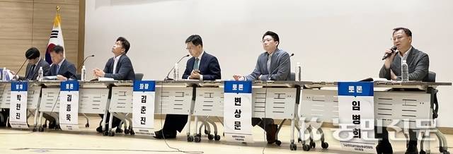 22일 서울 영등포구 국회에서 열린 ‘쌀 가공산업 발전과 식량안보 토론회’에서 참석자들이 토론을 진행하고 있다.