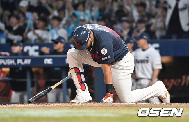 [OSEN=창원, 이석우 기자] 23일 창원NC파크에서 2025 신한 SOL 뱅크 KBO 리그 NC 다이노스와 롯데 자이언츠의 경기가 열렸다. 홈팀 NC는 김녹원이, 방문팀 롯데는 감보아가 선발 출전했다. 롯데 자이언츠 레이예스가 5회초 무사 1루 삼진 아웃당하고 아쉬워하고 있다. 2025.08.23 / foto0307@osen.co.kr