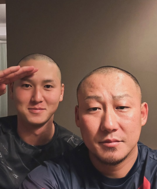 오른쪽이 나카타, 왼쪽은 그를 존경한다는 후배 아키히로 유토.&nbsp;&nbsp; 나카타 쇼 SNS