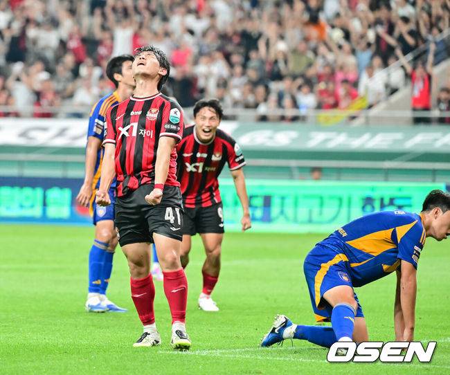[OSEN=서울월드컵경기장, 박준형 기자] 24일 오후 서울 상암동 서울월드컵경기장에서 '하나은행 K리그1 2025'&nbsp;FC서울과 울산 HD의 경기가 진행됐다.서울(승점 37·5위)과 울산(승점 34·7위)은 승점 3점 차로 맞붙어 이번 경기 결과에 따라 순위가 뒤바뀔 수 있다.전반 서울 황도윤이 추가골을 넣고 기뻐하고 있다.  2025.08.24 / soul1014@osen.co.kr