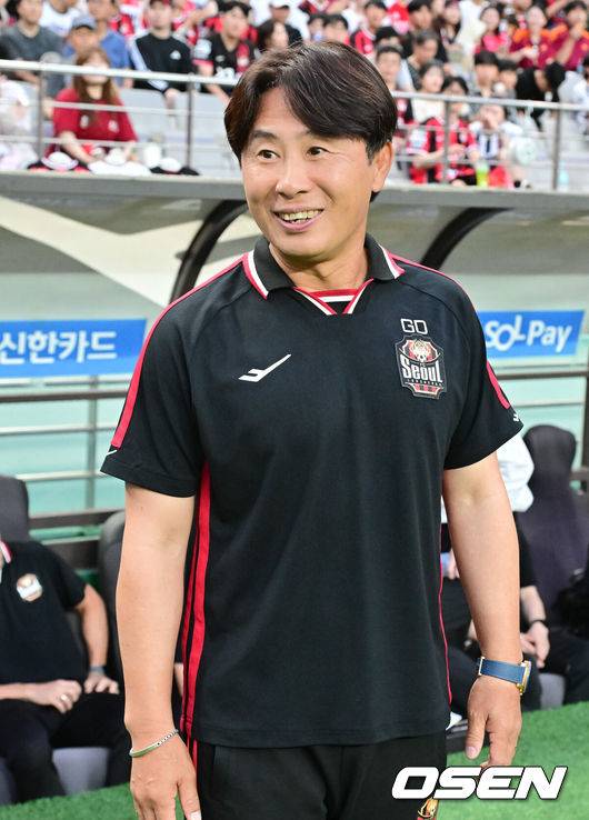 [OSEN=서울월드컵경기장, 박준형 기자] 24일 오후 서울 상암동 서울월드컵경기장에서 '하나은행 K리그1 2025'&nbsp;FC서울과 울산 HD의 경기가 진행됐다.서울(승점 37·5위)과 울산(승점 34·7위)은 승점 3점 차로 맞붙어 이번 경기 결과에 따라 순위가 뒤바뀔 수 있다.경기 앞서 서울 김기동 감독이 미소 짓고 있다. 2025.08.24 / soul1014@osen.co.kr