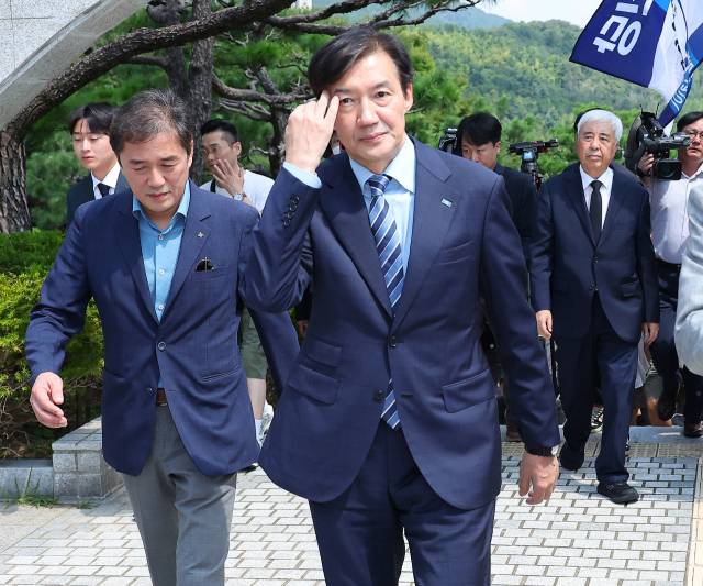 ▲조국혁신당 조국 전 대표가 24일 부산 중구 부산민주공원을 찾아 참배한 뒤 이동하고 있다. 부산민주공원은 조 전 대표가 조국혁신당 창당 선언을 한 장소다. ⓒ연합뉴스