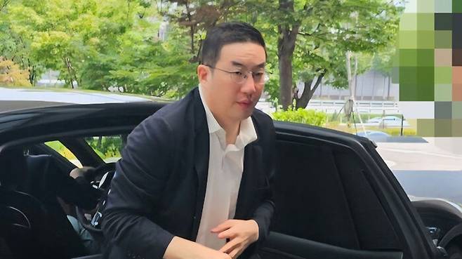 구광모 LG그룹 회장이 한미 정상회담 경제사절단에 동행하기 위해 24일 강서구 서울김포비즈니스항공센터(SGBAC)를 통해 출국하고 있다. (사진=연합뉴스)