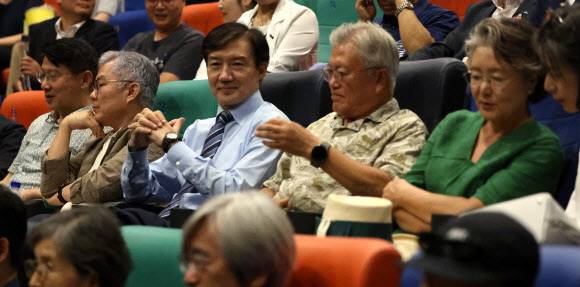 문 전 대통령 내외, 조국·최강욱 영화 관람. 연합뉴스