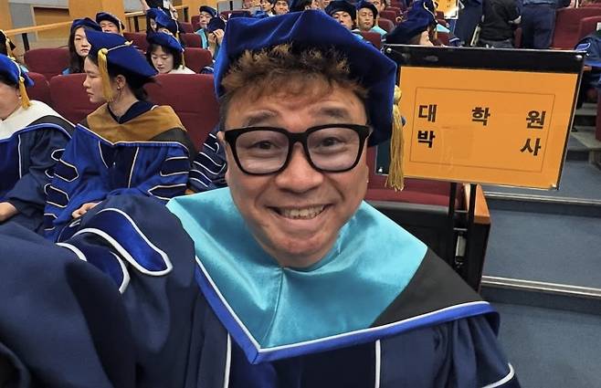 그룹 클론 출신 가수 강원래가 명지대학교 일반대학원에서 교육학 박사 학위를 받았다. 강원래 인스타그램 갈무리