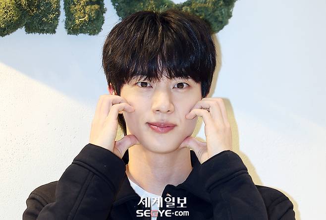 방탄소년단 진이 24일 지인의 결혼식에 사회자로 참석했다. 사진은 지난 7월 1일 서울 강남구 도산공원에 위치한 프리미엄 라이프스타일 브랜드 알로(alo) 플래그십 스토어에서 포즈를 취하는 진. 한윤종 기자