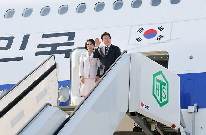 이재명 대통령, 방일 마치고 미국으로 출발 - 일본 방문 일정을 마친 이재명 대통령과 김혜경 여사가 23일 도쿄 하네다공항에서 도널드 트럼프 미국 대통령과의 한미 정상회담을 위해 워싱턴DC로 향하며 공군1호기에 올라 인사하고 있다. 2025.08.24. 뉴시스