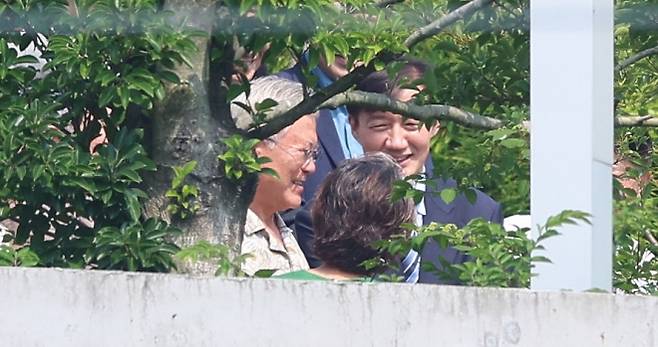 조국(오른쪽) 조국혁신당 혁신정책연구원장이 24일 경남 양산시 평산마을을 찾아 문재인 전 대통령과 김정숙 여사를 예방한 뒤 웃으며 인사를 나누고 있다. 양산 연합뉴스