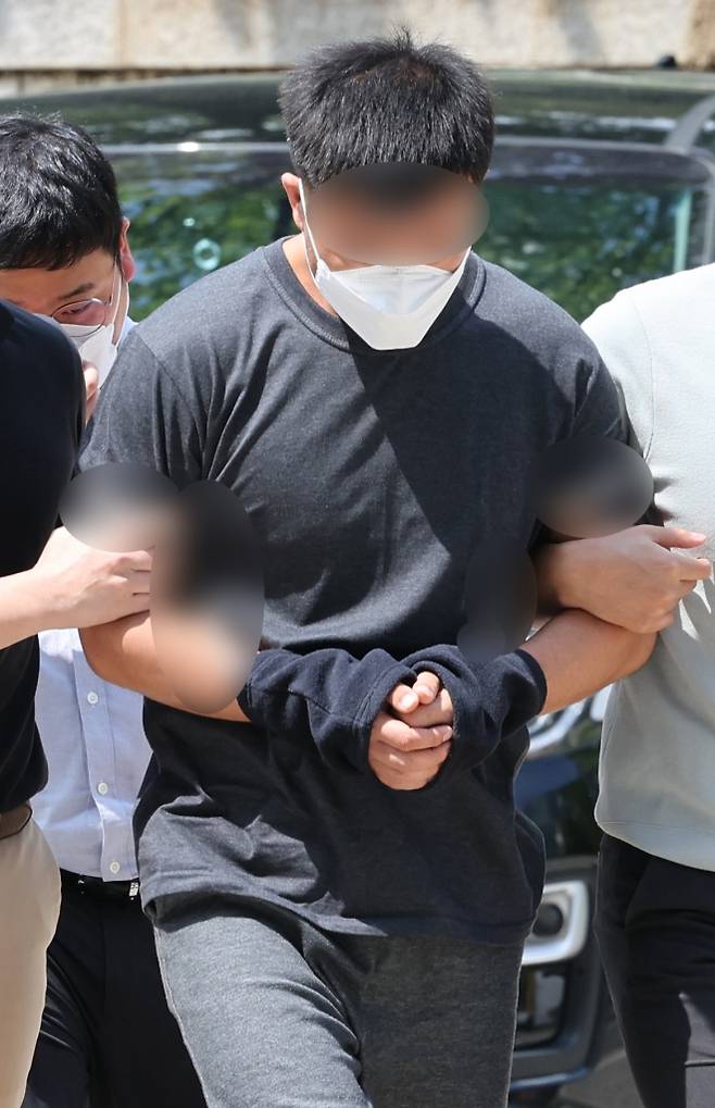 불법수집한 개인정보를 이용해 380억원 이상 편취한 혐의를 받는 해킹조직 총책 A씨가 24일 서울 서초구 서울중앙지법에서 열린 구속 전 피의자심문(영장실질심사)에 출석하고 있다. 연합뉴스