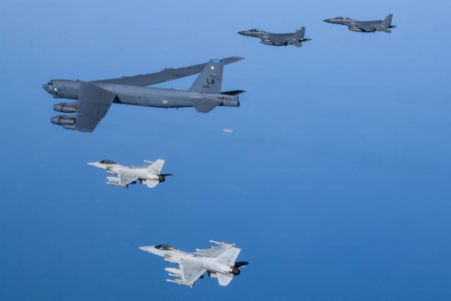 한반도 서해 상공에서 한국측 F-15K, KF-16 전투기와 미국측 B-52H 전략폭격기가 참여한 가운데 한미 공군이 연합공중훈련을 실시하고 있다. 연합뉴스