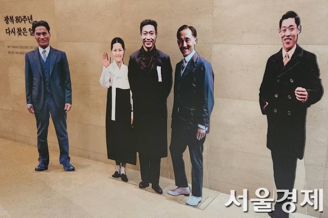 국립중앙박물관의 ‘광복 80주년, 다시 찾은 얼굴들’ 전시실 입구에 있는, AI로 복원한 윤봉길(왼쪽부터), 유관순, 안중근, 안창호, 이봉창 등 다섯 분 독립운동가의 밝게 웃는 모습. 최수문기자