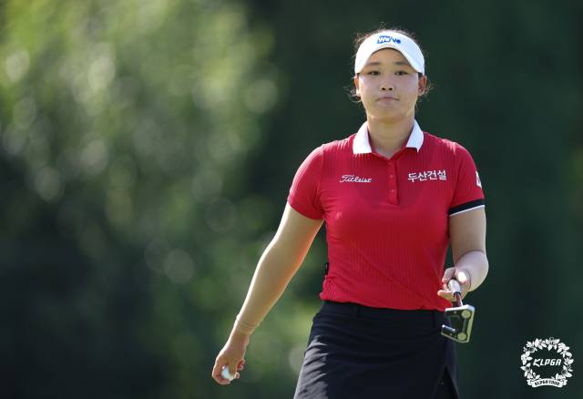 퍼팅을 마치고 이동하고 있는 김민솔. 사진 제공=KLPGA