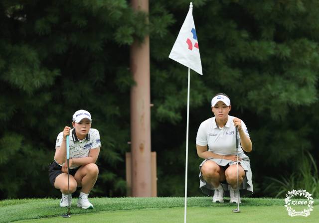 동반 라운드를 하고 있는 이다연(왼쪽)과 김민솔. 사진 제공=KLPGA